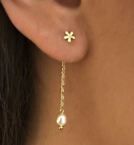 Alternative view of Ellen Beekmans – Oorstekers – Met pareltje (behind the ear) Gouden Bloemetje