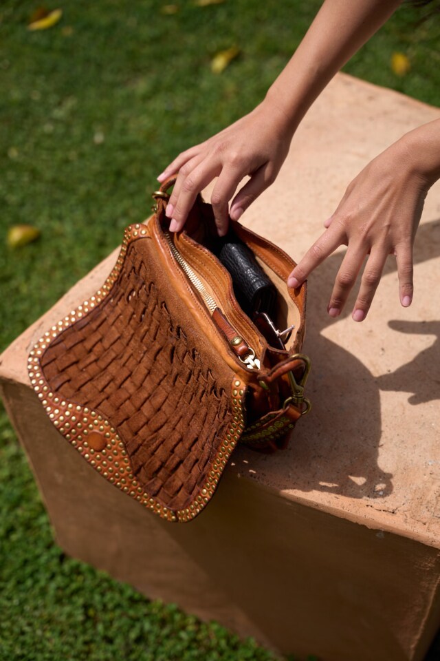Campomaggi – Leren Schoudertas met studs “Sofia” (Limited Edition 438-500) – Cognac - Afbeelding 12