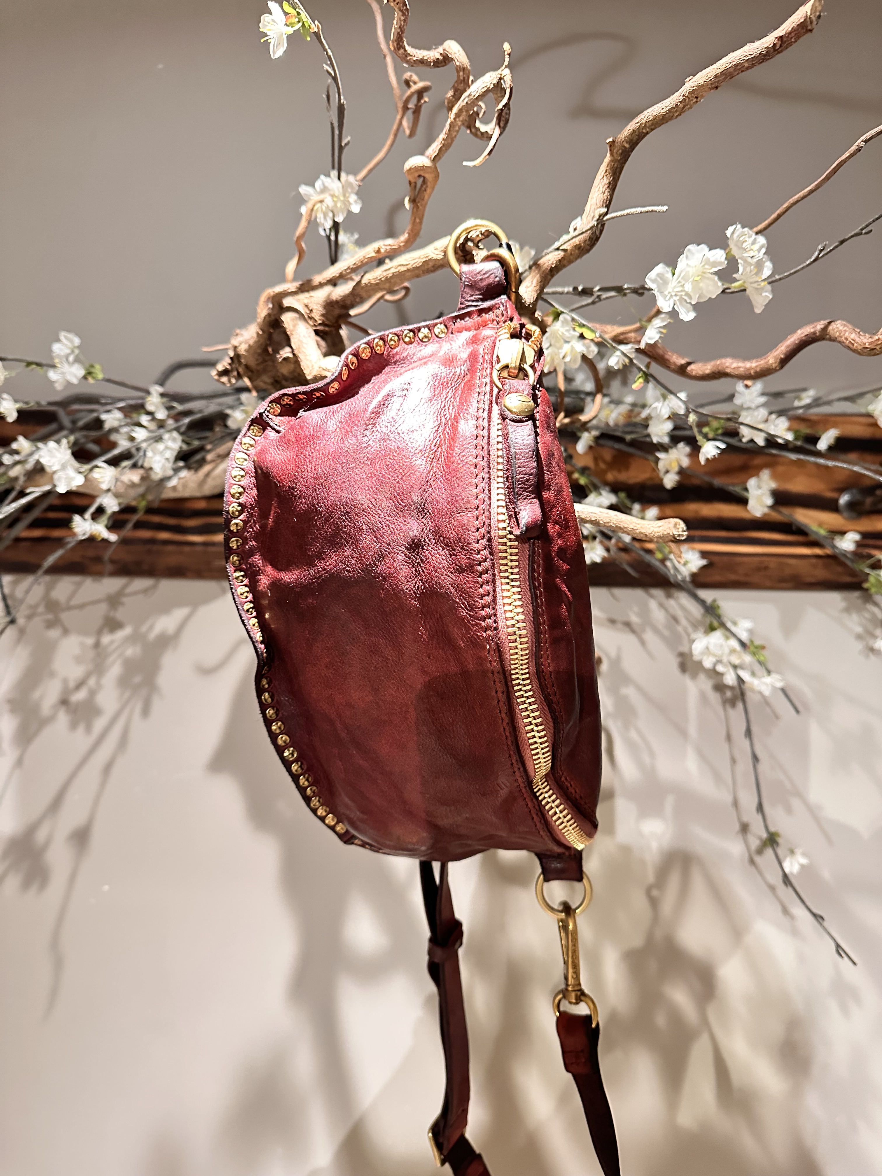 Campomaggi – Leren Heuptasje “MICHELA” met studs – Wine / Burgundy